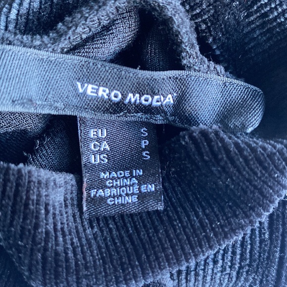 Vera Moda high neck crop top in black ribbed stretchy velvet material. Size S 🖤 - Picture 6 of 12